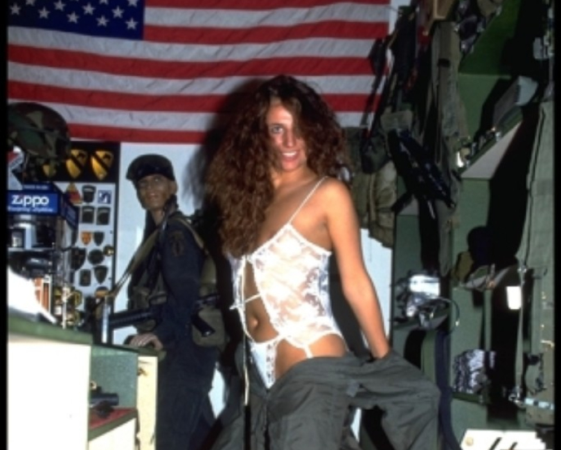 Geiles Luder bei der Army! - Pralle Br�ste in Uniform